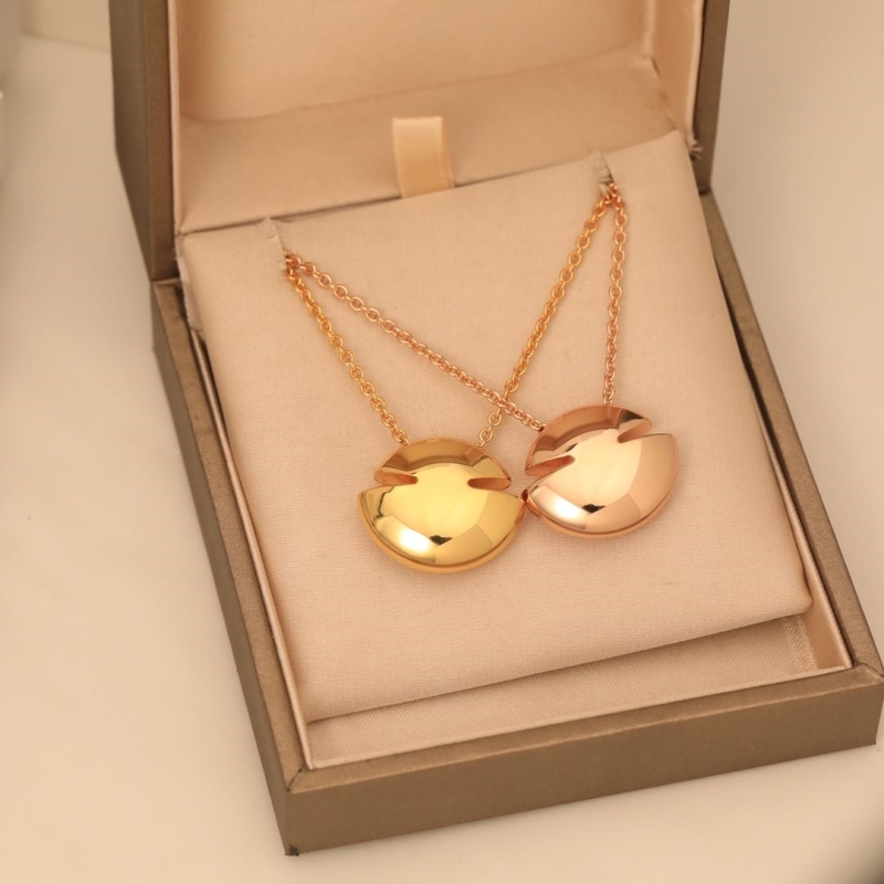 Bo*te*ga venenta necklaces